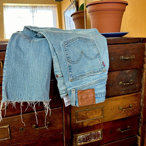 Levi's Wedgie High Rise Icon Raw Hem Light Wash Tango Talks Jeans - Picture 2 of 8